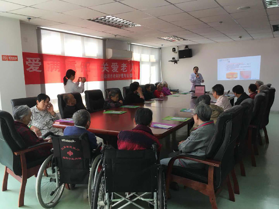 专科护士为老人讲解常见病健康知识.png